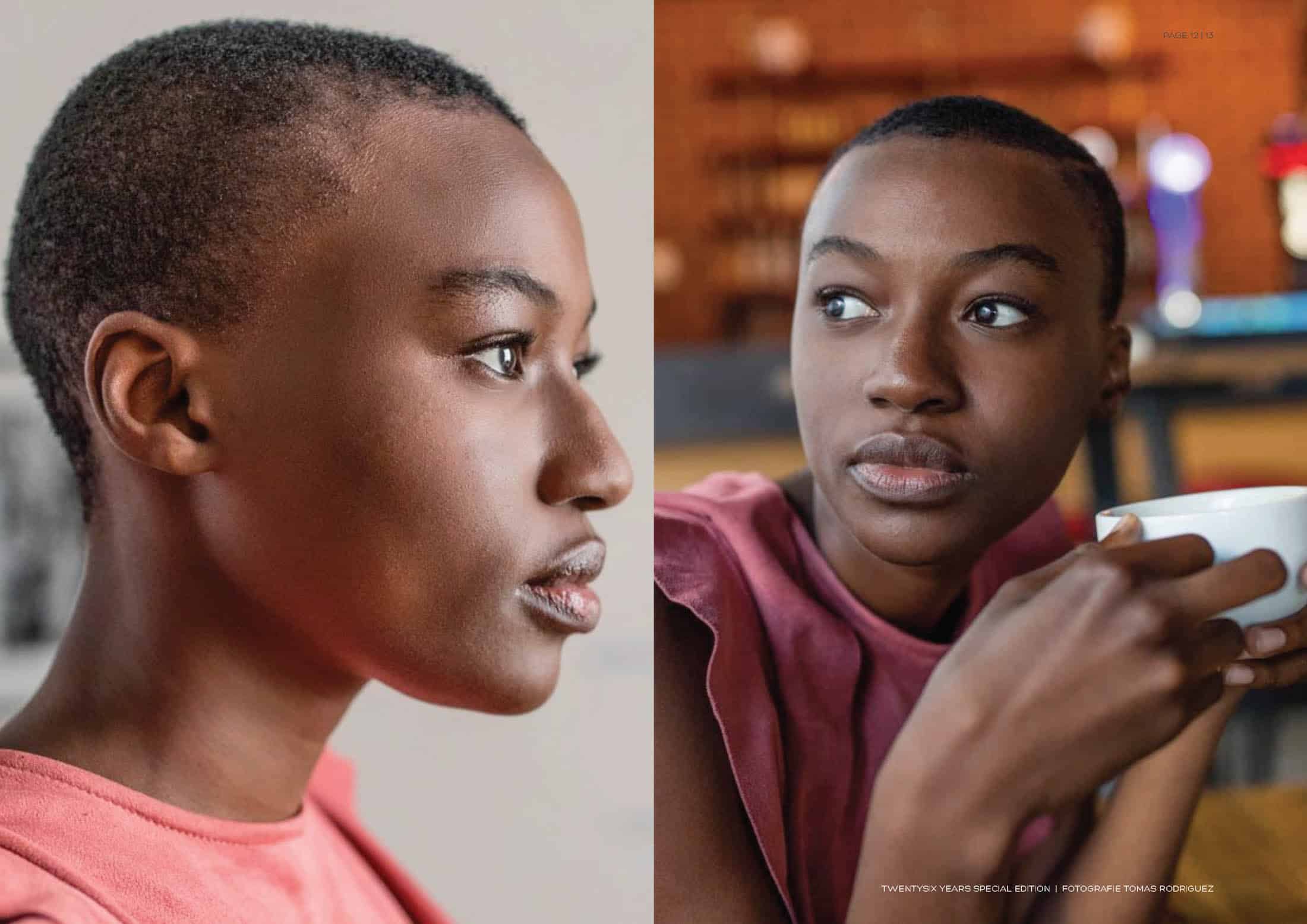 Ein geteiltes Bild zeigt eine Person mit kurzen Haaren und einem rosa Hemd. Links ist sie im Profil zu sehen und blickt nach rechts. Rechts hält sie eine weiße Tasse und blickt mit nachdenklichem Gesichtsausdruck nach links. © Fotografie Tomas Rodriguez