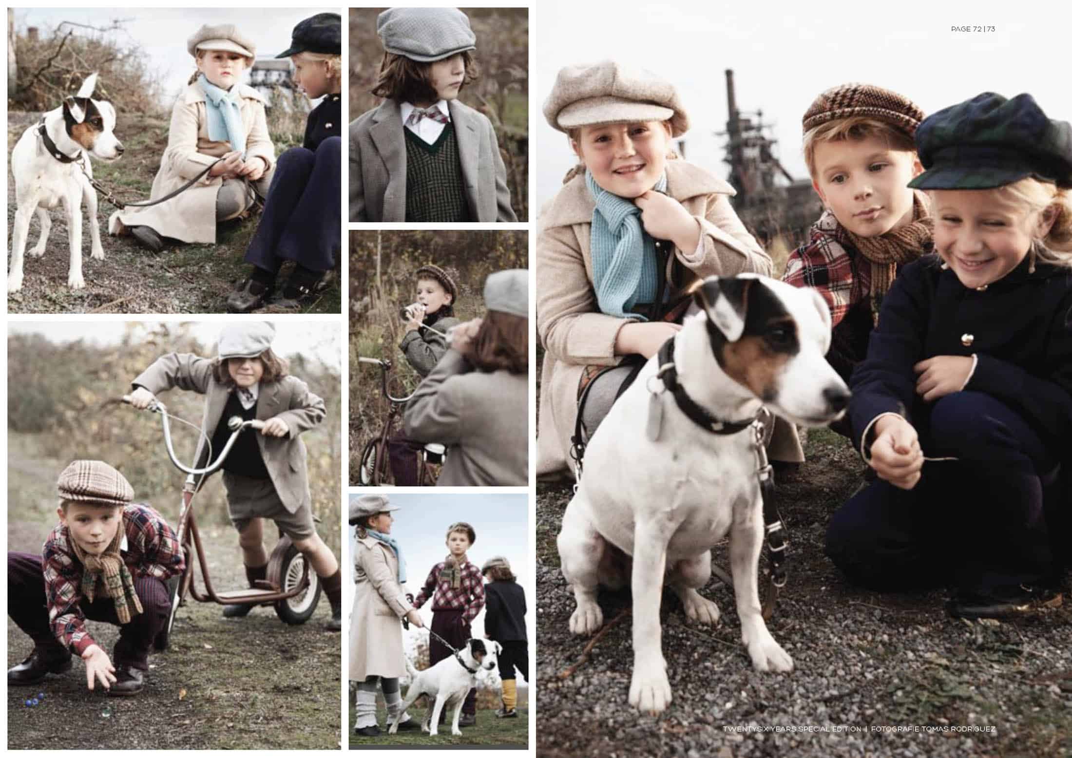 Eine Fotocollage zeigt vier Kinder in Vintage-Kleidung, die mit einem kleinen Hund interagieren und draußen spielen. Zwei Mädchen und zwei Jungen sind bei verschiedenen Aktivitäten zu sehen, darunter Rollerfahren, den Hund streicheln und mit dem Hund auf dem Boden sitzen. © Fotografie Tomas Rodriguez